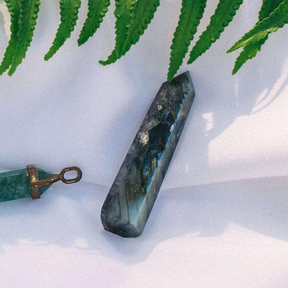 LAIDANLA Labradorite Healing Crystals Wands 3.5-4" Polishing Natural Reiki Energy Wand Stone Hexagonal Point Obelisk Large Crystal Gemstones for Meditation Therapy Crystal Grid Gifts Decoration 1Pcs
