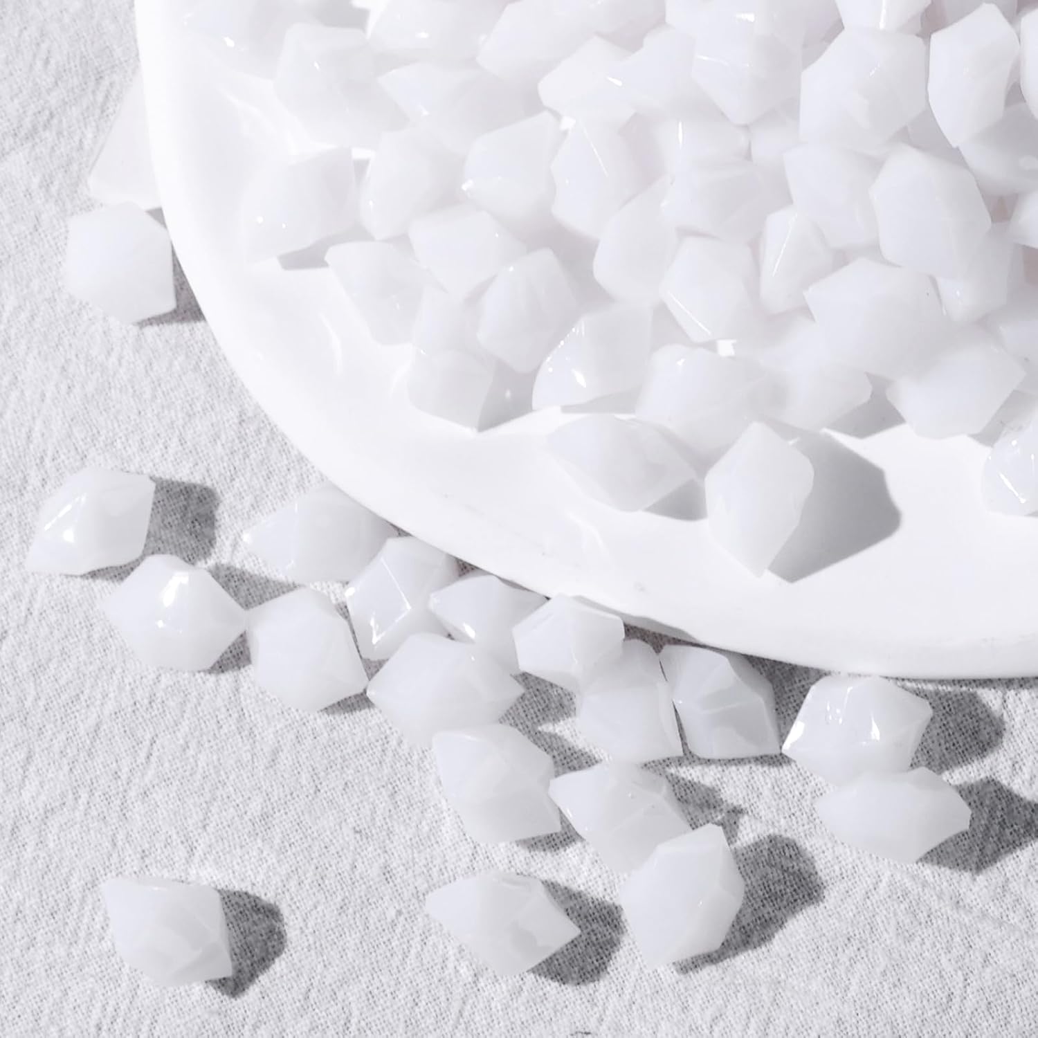 DomeStar 150PCS Fake Ice, White Acrylic Fake Diamonds Vase Filler Plastic Gems Crushed Ice Rocks for Home Table Decorations