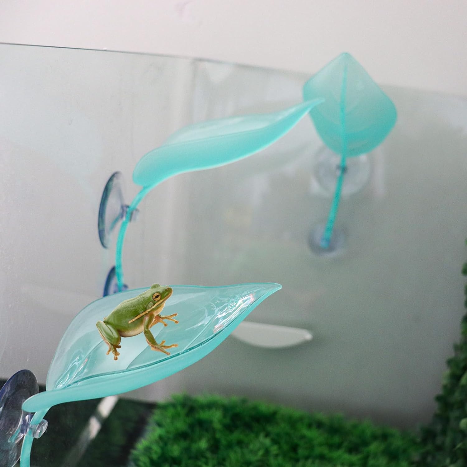 3 Pack Plastic Leaf Decorations with Suction Cups, Frog Habitat Platform, Reptile Decorations for Terrarium, Tank Terrarium Accessories for African Dwarf, Toad