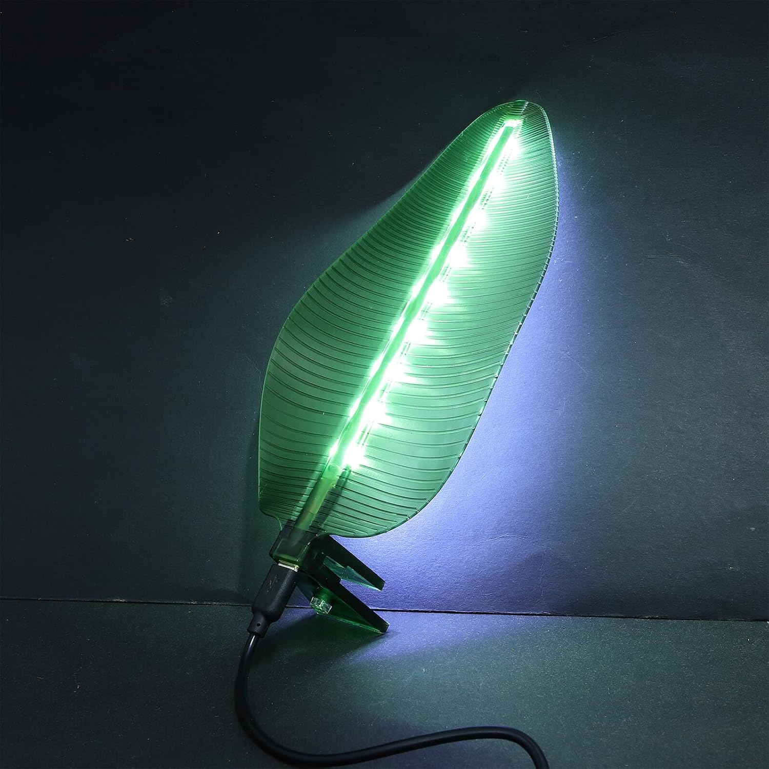 High Brightness LED Fish Tank Light USB-Powered Aquarium Lamp Compact Aquarium LED Lighting Small Tanks Thickness Portable Energy-Saving Fish Display