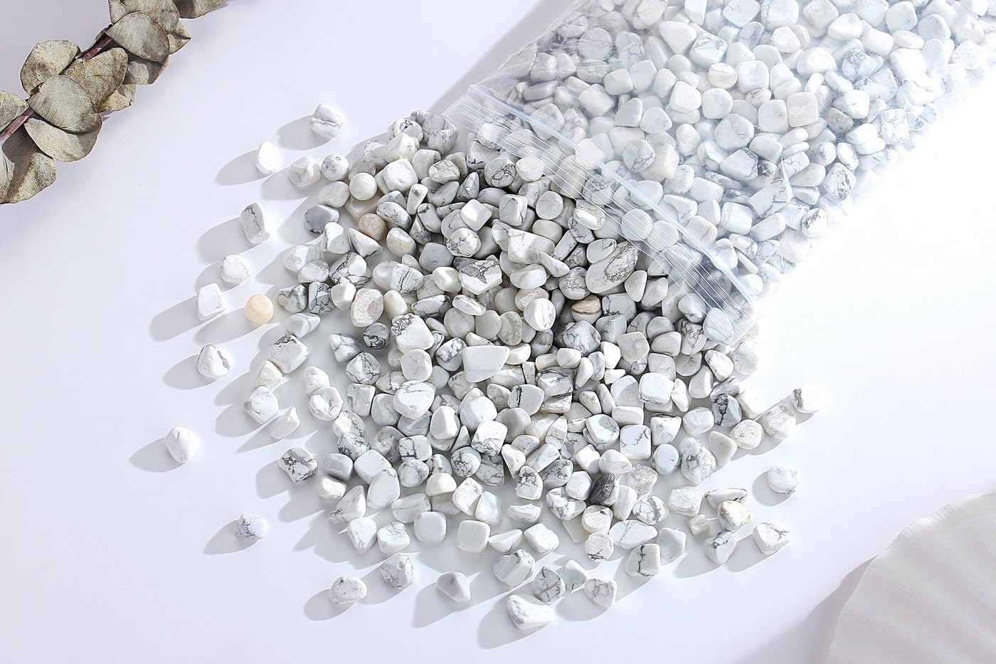 QINJIEJIE White Howlite Crystals Chips Natural Stone Gravel Bulk Crushed Rocks Pieces Polished Quartz Stone 0.55Lbs Decorative Fish Tank Pebbles Vase Filler Irregular Shaped Tumbled Gemstone for Home