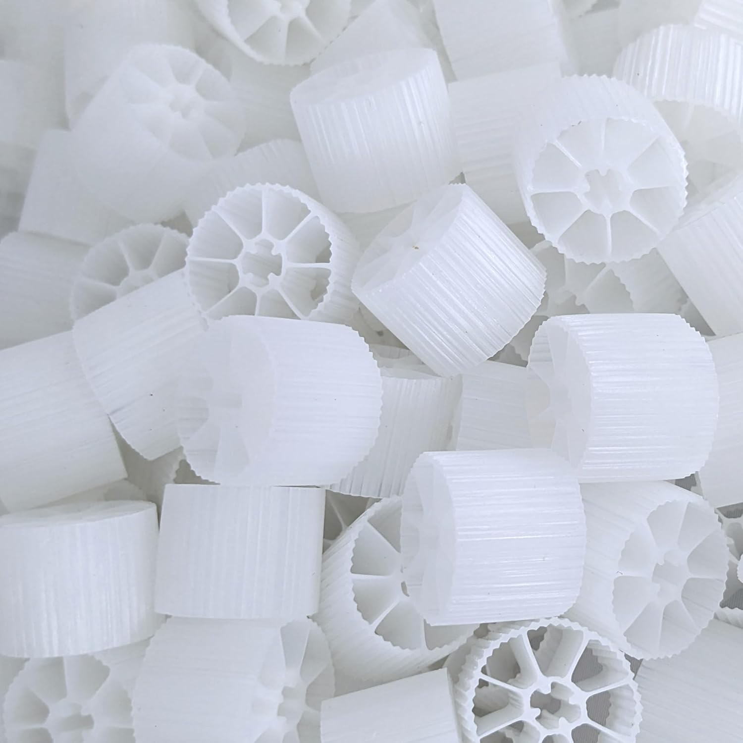 Moving Bed Bio Filter Media - 20mm, White, for Koi Ponds, Aquariums, Aquaculture, Aquaponics (100 pcs)