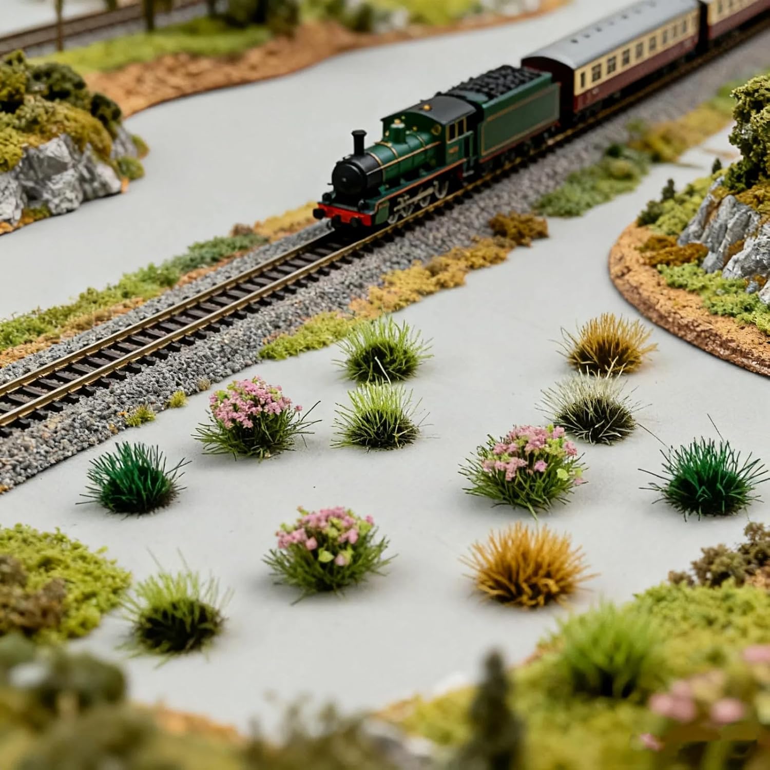 372 Pcs Static Grass Clusters, All Seasons Blend Miniature Grass Tufts for Railway Scenery, Train Layouts, Wargaming Terrain, Diorama Landscape