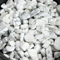 1lb Howlite Aquarium Gravel Rocks Natural Tumbled Healing Crystal Chips Bulk Gemstones Crushed Stones for Fountain Vase Filler Planters Decorative Fish Tank Potted Reiki Energy Balancing