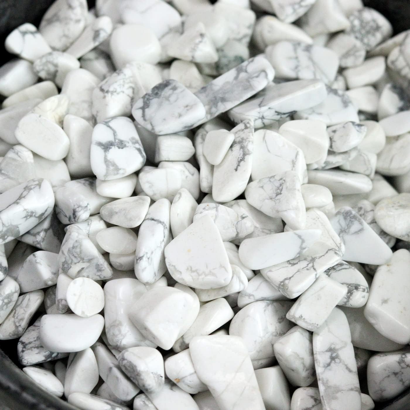 1lb Howlite Aquarium Gravel Rocks Natural Tumbled Healing Crystal Chips Bulk Gemstones Crushed Stones for Fountain Vase Filler Planters Decorative Fish Tank Potted Reiki Energy Balancing