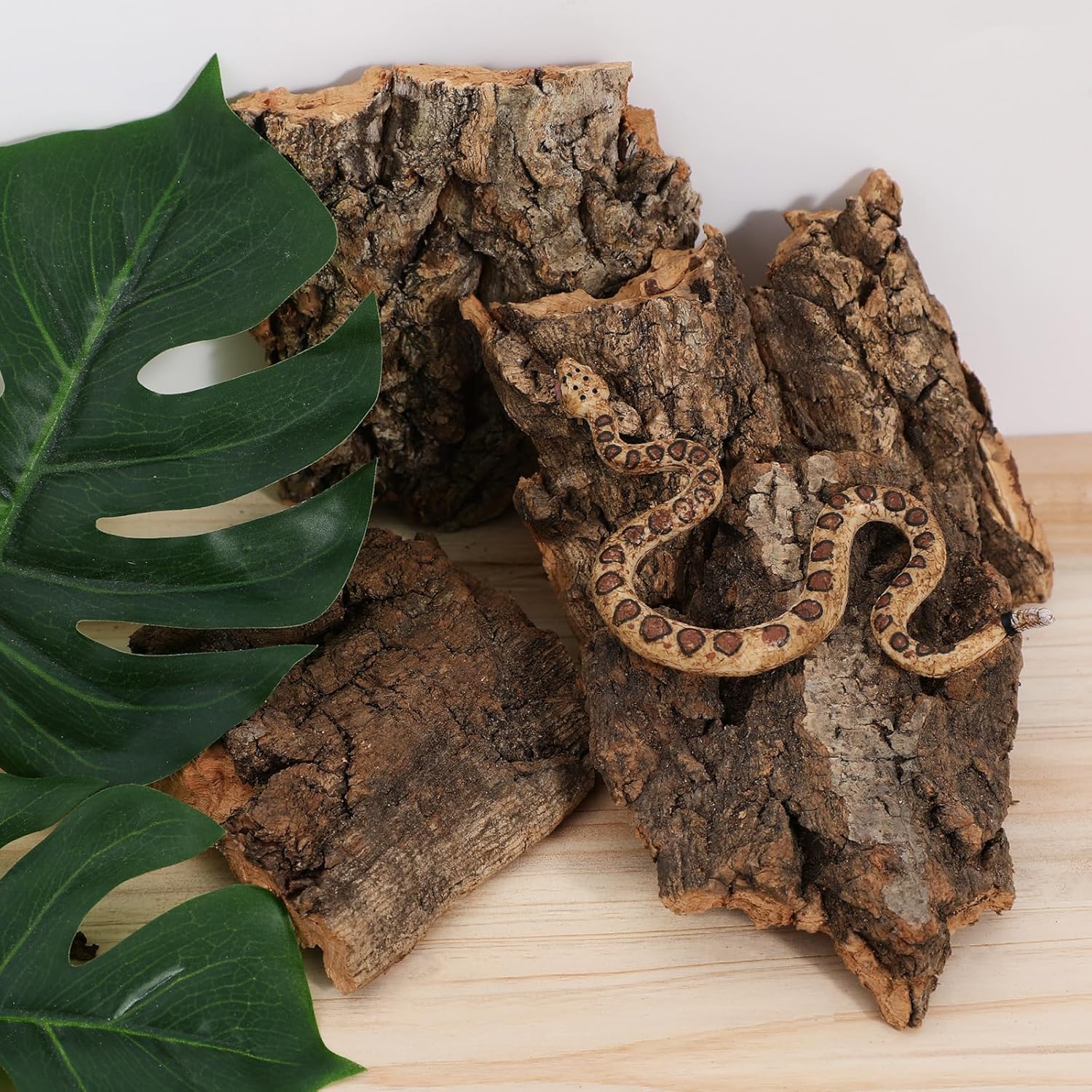 PRETYZOOM 4pcs Small Cork Bark for Reptile Terrarium, Irregular Climbing Bark Cork, Reptile to Hide Accessory for Lizard, Snake, Spiders, Gecko (Random Size)