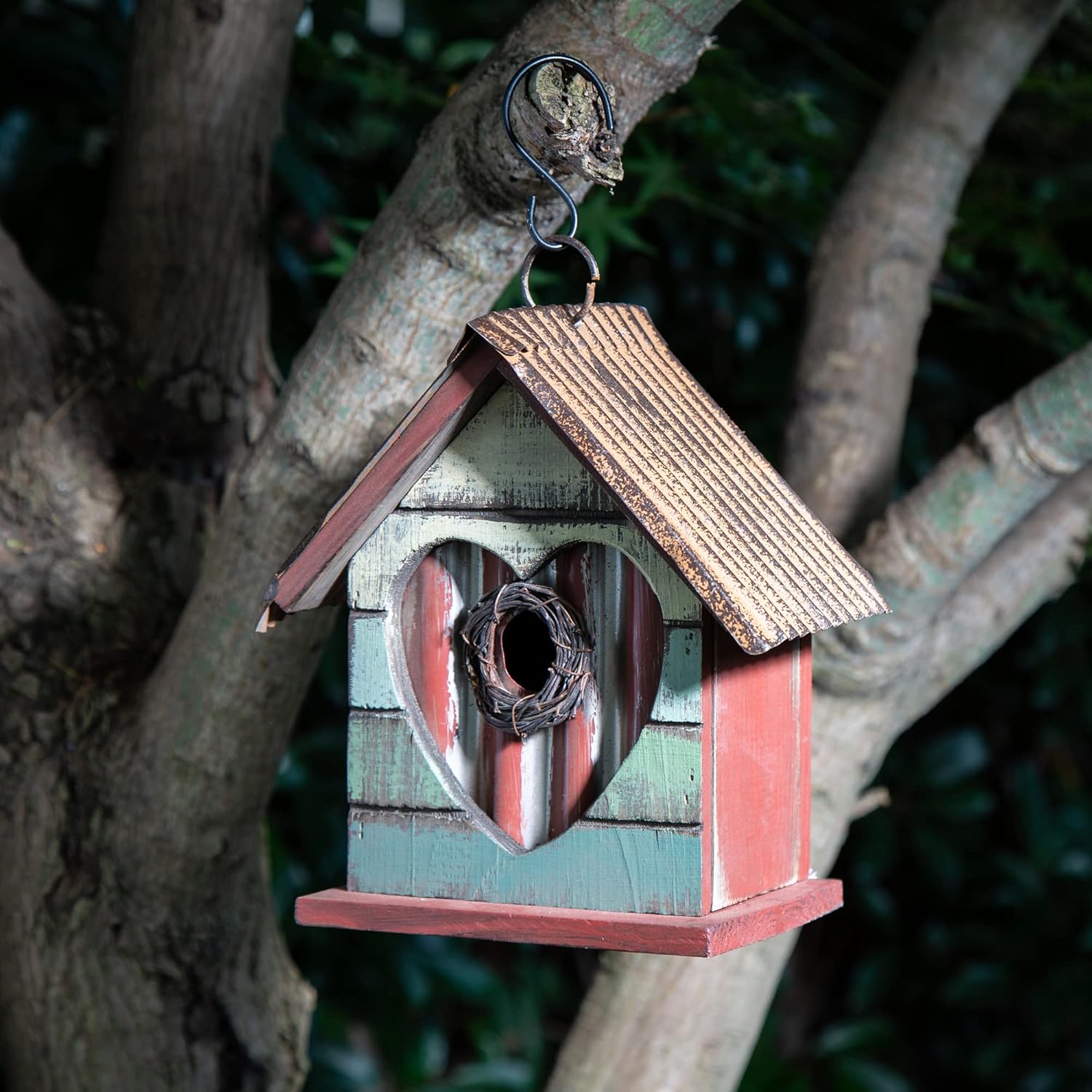 Glitzhome Hanging Bird House for Outdoor, 8.75" H Decorative Pet Cottage Distressed Heart Wooden Birdhouse for Outside,Graden Birdhouse for Bluebird Hummingbird Wren Finch Cardinals Cedar