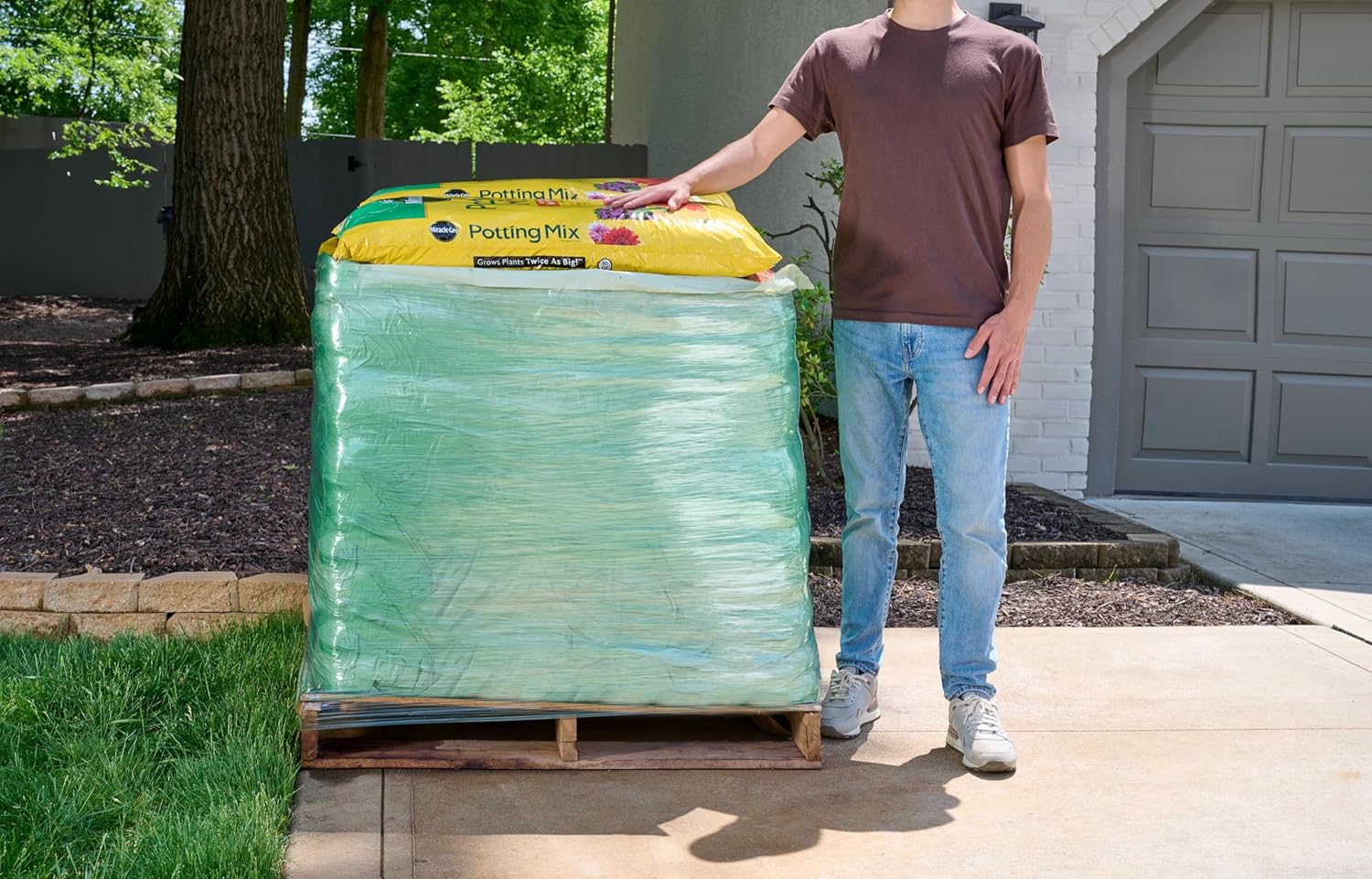 Miracle-GRO Potting Mix Bulk Pallet, for Container Plants, Flowers, Vegetables, Shrubs, Annuals, Perennials, 2 cu. ft. Bags, Pallet of 39