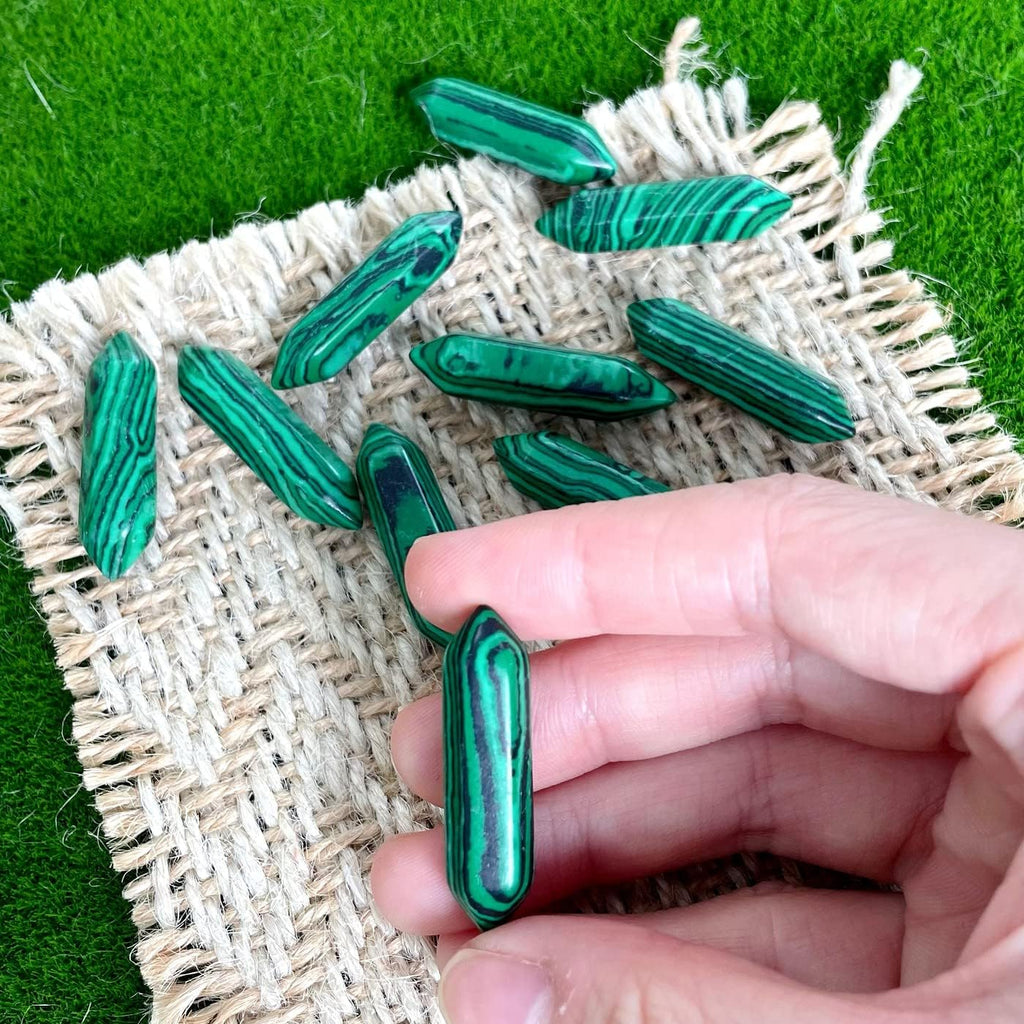 ZHIYUXI 20 Pcs Malachite Crystals Healing Crystals Set Malachite Stone Crystal Bulk Magic Pointed Hexagonal Crystal Wand Reiki Witchcraft Therapy Meditation Decor Accessories Gifts