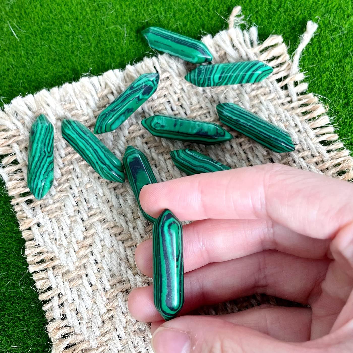 ZHIYUXI 20 Pcs Malachite Crystals Healing Crystals Set Malachite Stone Crystal Bulk Magic Pointed Hexagonal Crystal Wand Reiki Witchcraft Therapy Meditation Decor Accessories Gifts