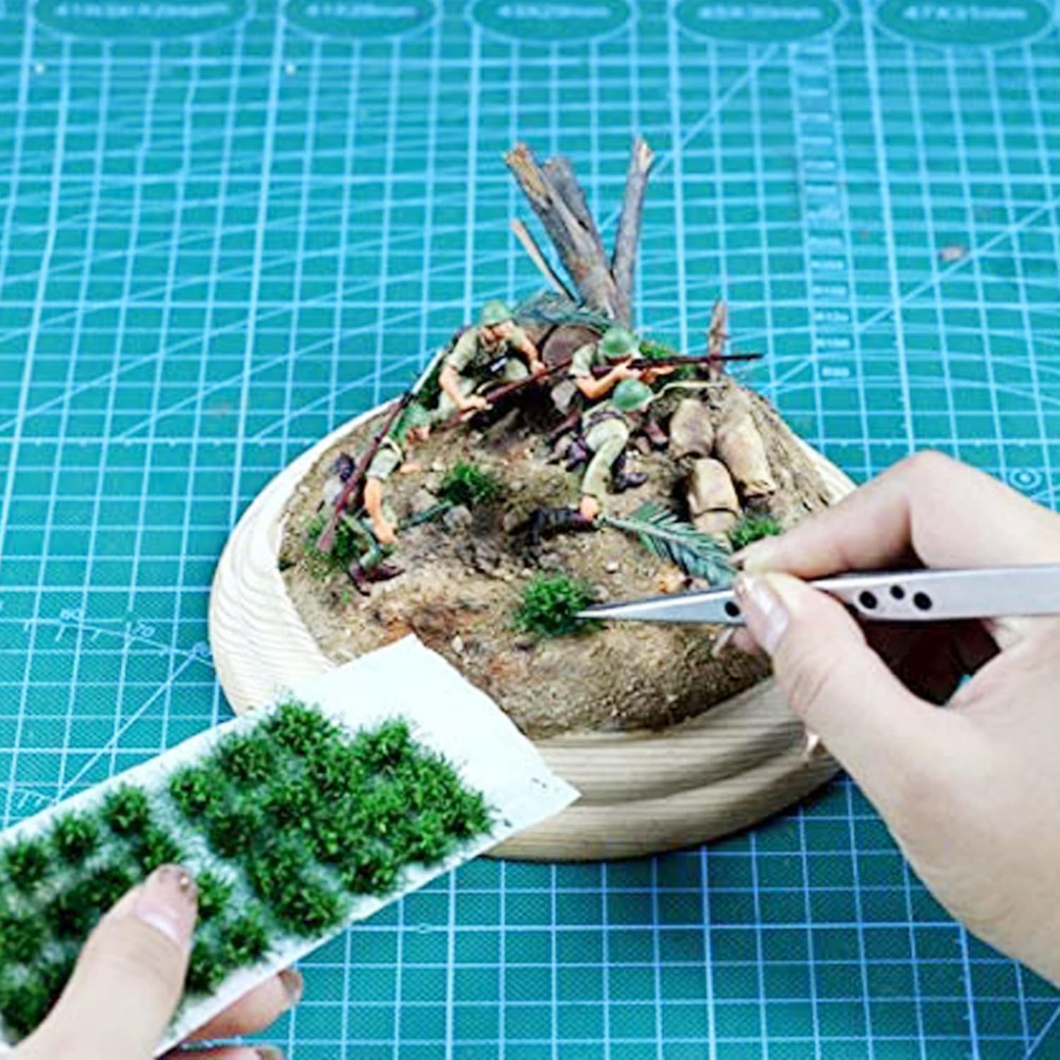 Cayway 3 PCS Static Grass Tuft Model Grass Tufts Terrain Model Kit Resin Static Scenery Model Miniature Shrubs Bushes and Tweezers for Train Landscape Railway Artificial Grass Modeling
