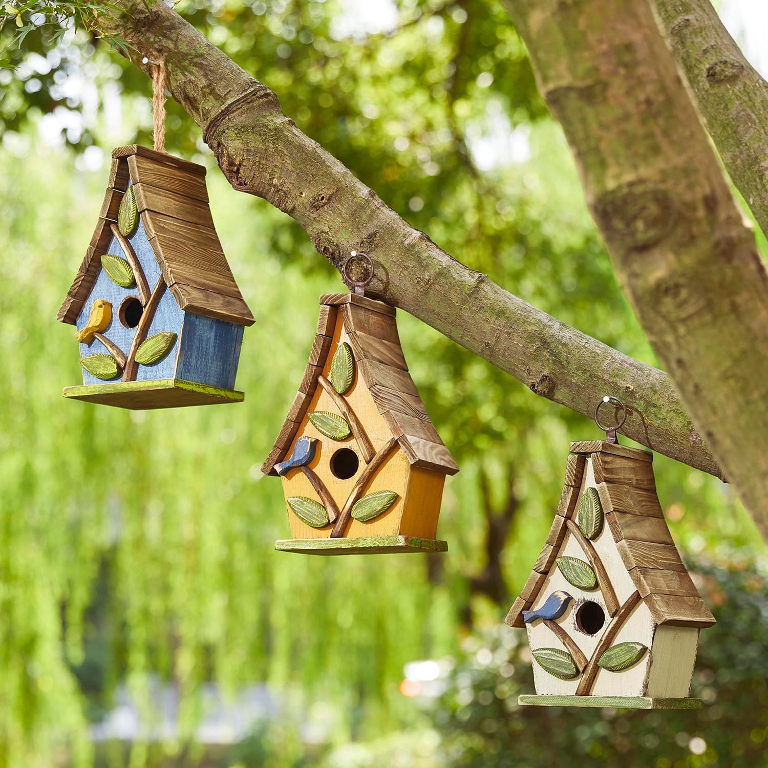 Glitzhome Bluebird House for Outside, 9.5" H Distressed Hanging Birdhouse Solid Wood Bird Houses for Outdoor, Decorative Birdhouse with Natural Wood Pallet Roof and 3D Tree for Garden,Washed White