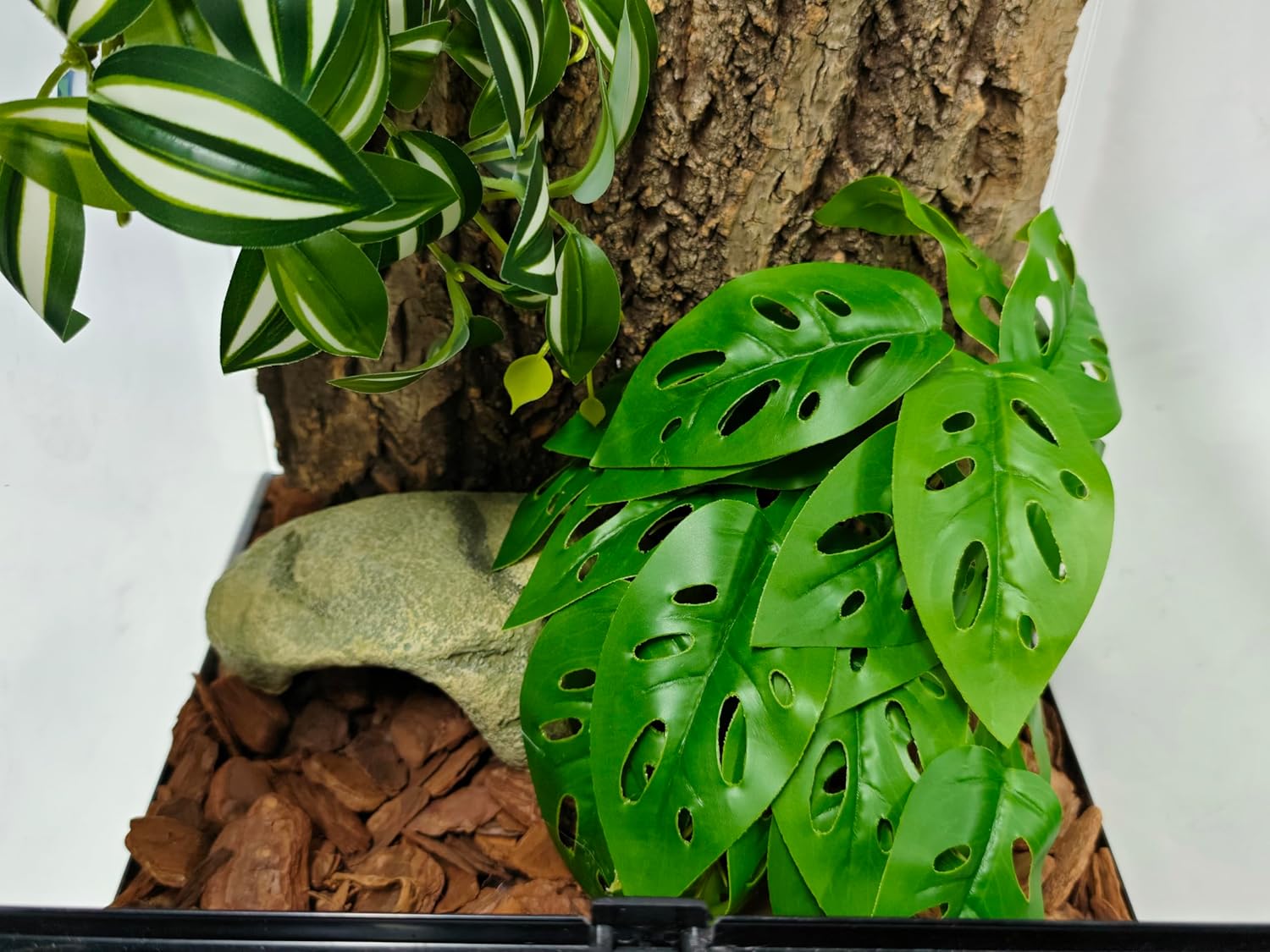 Woyrise Reptile Artificial Plants with Base, Terrarium Decor Amphibian Habitat Plant, Bearded Dragon Tank Accessories fit Gecko Lizard Chameleon Snake Frog - Monstera Adansonni