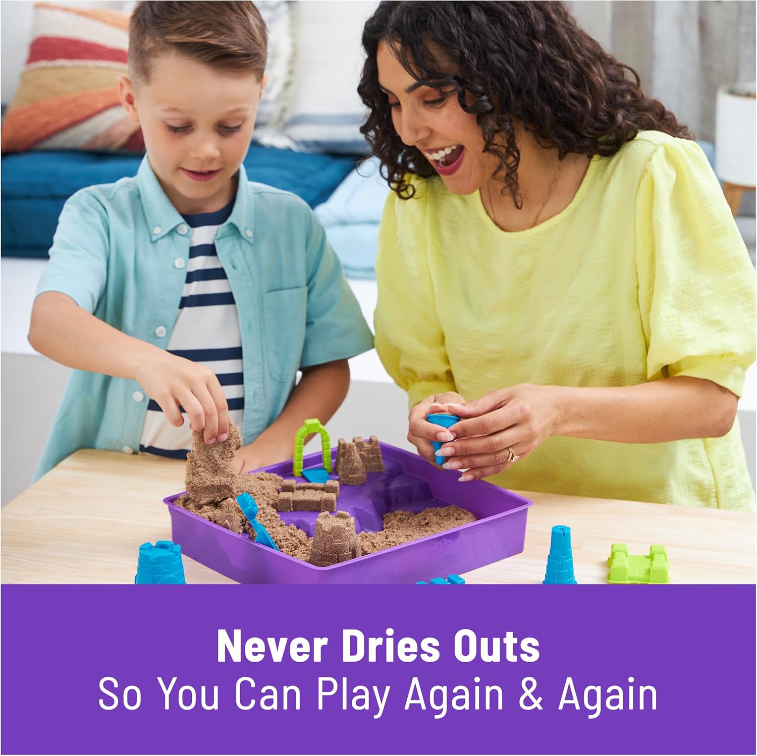 Kinetic Sand, Deluxe Beach Castle Playset with 2.5lbs Play Sand, Tools & Molds, Sensory Toys, Stocking Stuffers for Kids Ages 3 and up