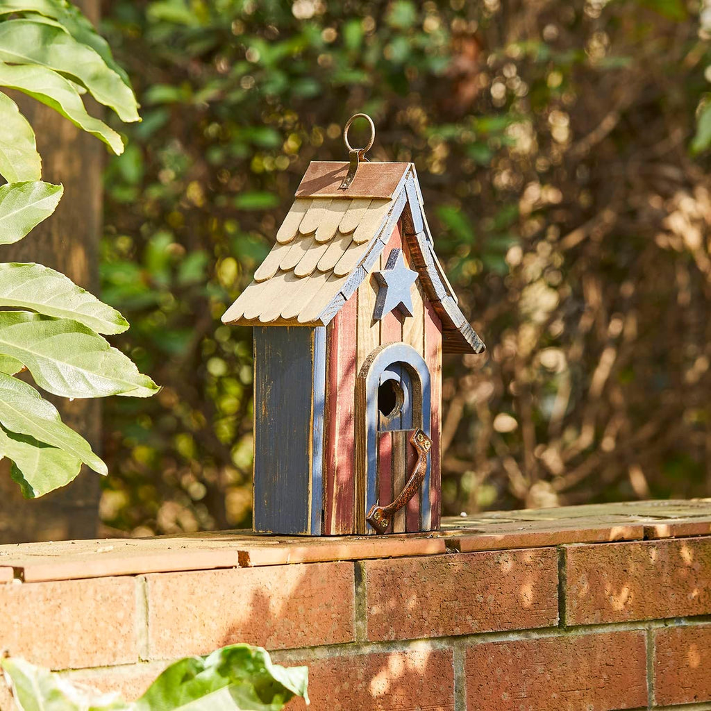 Glitzhome Wooden Patriotic USA Hanging Birdhouse for Outside Garden Bird House with Door Handle