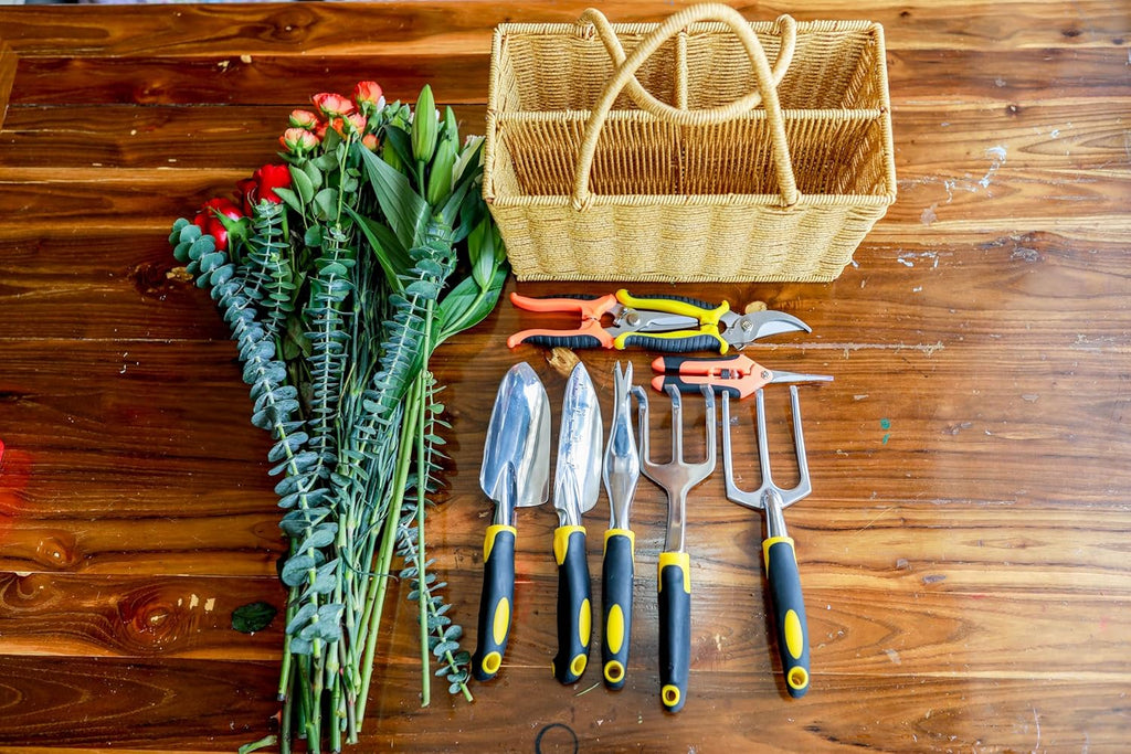 Gardening Tool Set, Equipped with Rattan Storage Basket, 5 Aluminum Alloy Hand Tools, and 3 Stainless Steel Scissors, is a Wonderful Gift for Gardening Enthusiasts.